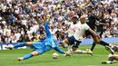 Pemain Tottenham asal Brasil, Richarlison tampil baik dengan menyumbangkan satu assist saat timnya mengalahkan Fulham 2-1 dalam pertandingan lanjutan Premier League 2022/2023, Sabtu (3/9/2022). (AFP/Glyn Kirk)