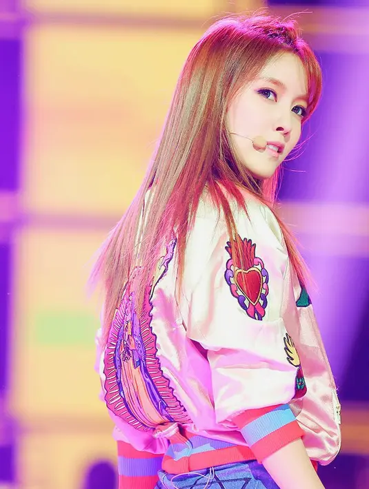 Setelah berkenalan, ternyata mereka langsung cepat akrab. Bahkan orangtua mereka sudah mengetahui hubungan anak-anaknya. (Foto: allkpop.com)