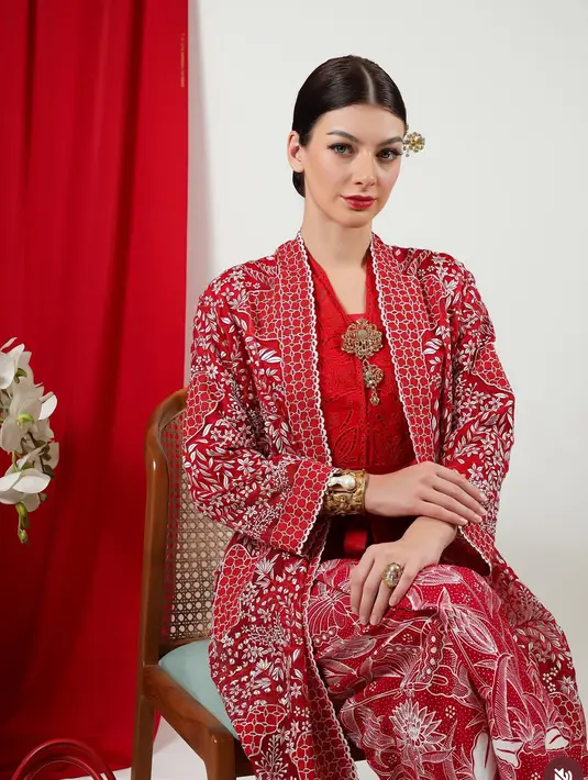 Dalam desainnya, Roemah Kebaya Vielga memiliki ciri khas feminin yang indah namun berani, dengan sulaman bunga penuh warna — mulai dari warna lembut hingga warna tegas — yang dibalut dalam desain yang feminin namun tetap tegas. [Dok.  Roemah Kebaya Vielga]