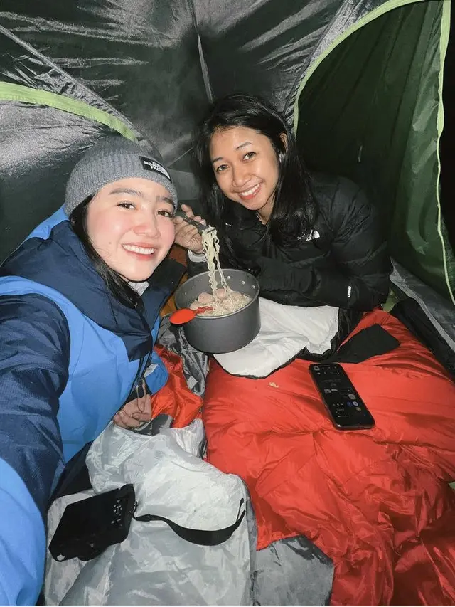 Potret Outfit Febby Rastanty Saat naik gunung, credit: @febbyrastanty