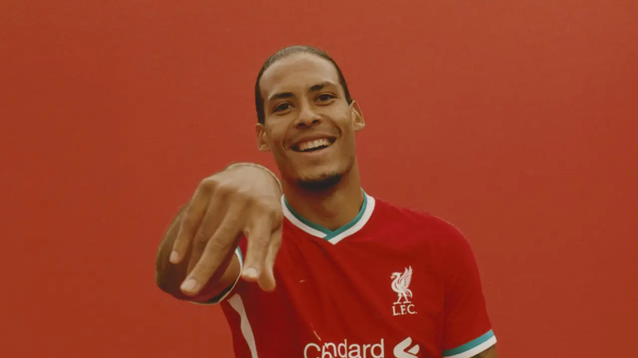 Bek Liverpool mengenakan kostum kandang terbaru Liverpool untuk musim 2020/2021