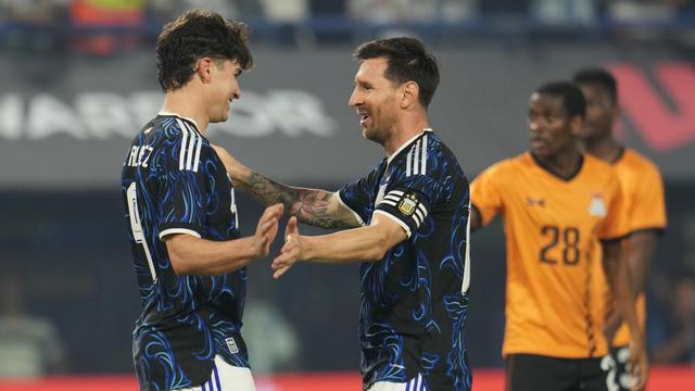 Julian Alvarez (kiri) merayakan golnya dengan Lionel Messi di laga Argentina vs Zambia di Buenos Aires, Rabu (01/04/2026) dini hari WIB.