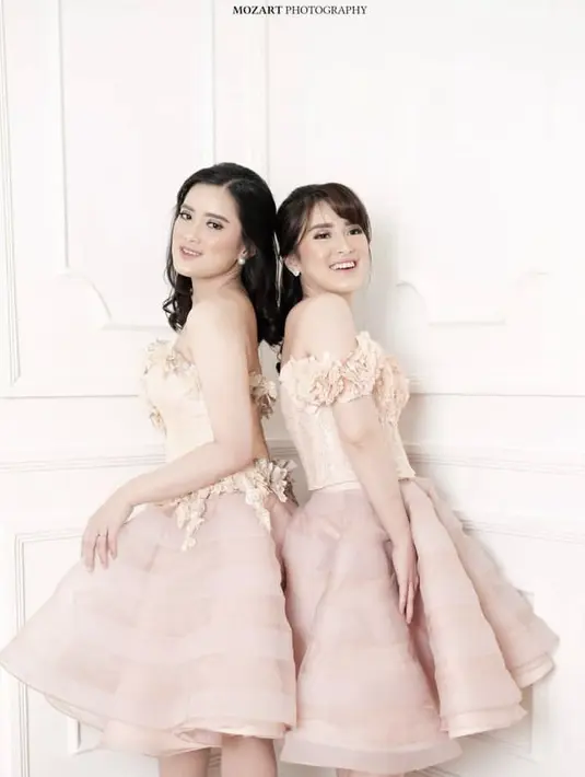 <p>Keduanya pun kompak mengenakan gaun strapless, dengan skirt pendek model rok tutu warna peach. @sarifahdewi</p>