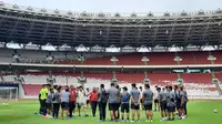 Presiden Joko Widodo (Jokowi) menggelar pertemuan dengan pelatih dan pemain Timnas U-20 Indonesia di Stadion Utama Gelora Bung Karno (GBK) Jakarta, Sabtu (31/3/2023). (Foto: Lizsa Egaham/Liputan6.com)