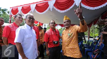 Dirut PT Pertamina, Dwi Soetjipto (kedua kiri) melihat lokasi rumah yang direnovasi di Amban, Distrik Manokwari, Papua Barat, Selasa (16/8). Menyambut HUT RI ke 71, Pertamina merenovasi rumah veteran di Papua Barat. (Liputan6.com/Helmi Fithriansyah)