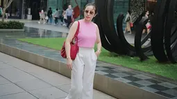 Pemilik nama lengkap Narova Morina Sinaga ini pun sering tampil cantik dengan busana kasual. Ketika berlibur ke Singapura, ia tampil kece dengan tanktop berwarna merah muda yang dipadukan dengan kulot putih.(Liputan6.com/IG/@therealmomogeisha)