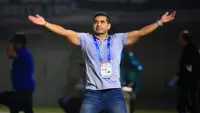 Ekspresi pelatih&nbsp;Persita Tangerang,&nbsp;Luis Edmundo Duran Riquelme, saat melawan&nbsp;PSIS Semarang dalam pertandingan pekan kedua BRI Liga 1 2023/2024 yang berlangsung di Stadion Indomilk Arena, Tangerang, Sabtu (8/7/2023). (Bola.com/Ikhwan Yanuar)