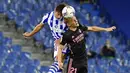 Pemain Real Madrid, Martin Odegaard, duel udara dengan pemain Real Sociedad, Robin Le Normand, pada laga Liga Spanyol di Stadion Anoeta, Minggu (20/9/2020). Kedua tim bermain imbang 0-0. (AP/Alvaro Barrientos)