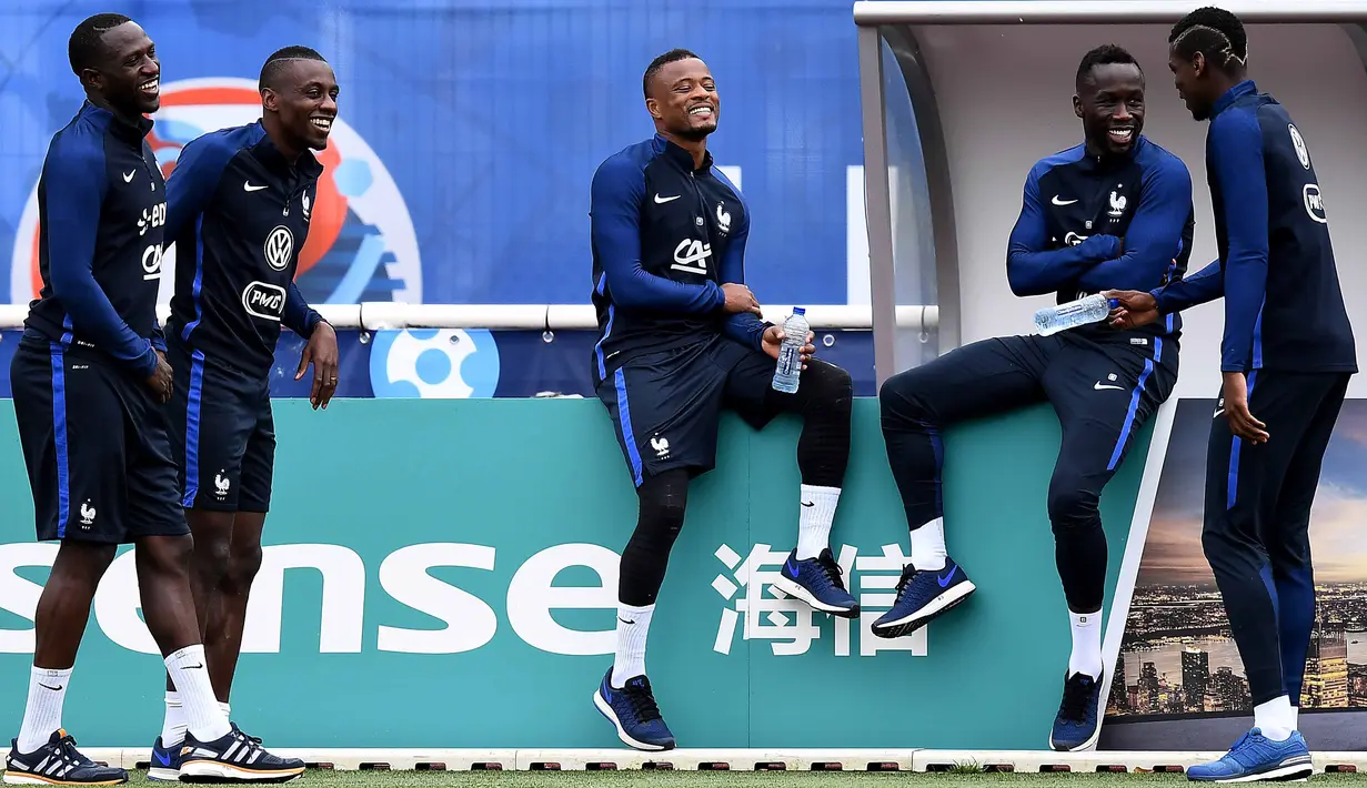 Pemain Prancis, Moussa Sissoko, Blaise Matuidi, Patrice Evra, Bacary Sagna dan Paul Pogba menikmati suasana latihan di Clairefontaine, Yvelines, (4/7/2016). (AFP/Franck Fife)