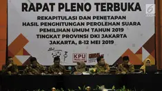 Komisioner KPU DKI Jakarta memimpin rapat pleno rekapitulasi dan penetapan hasil penghitungan perolehan suara Pemilu 2019 tingkat Provinsi DKI Jakarta di Hotel Bidakara, Kamis (9/5/2019). Proses rekapitulasi akan dilakukan hingga 12 Mei 2019. (merdeka.com/Iqbal S. Nugroho)