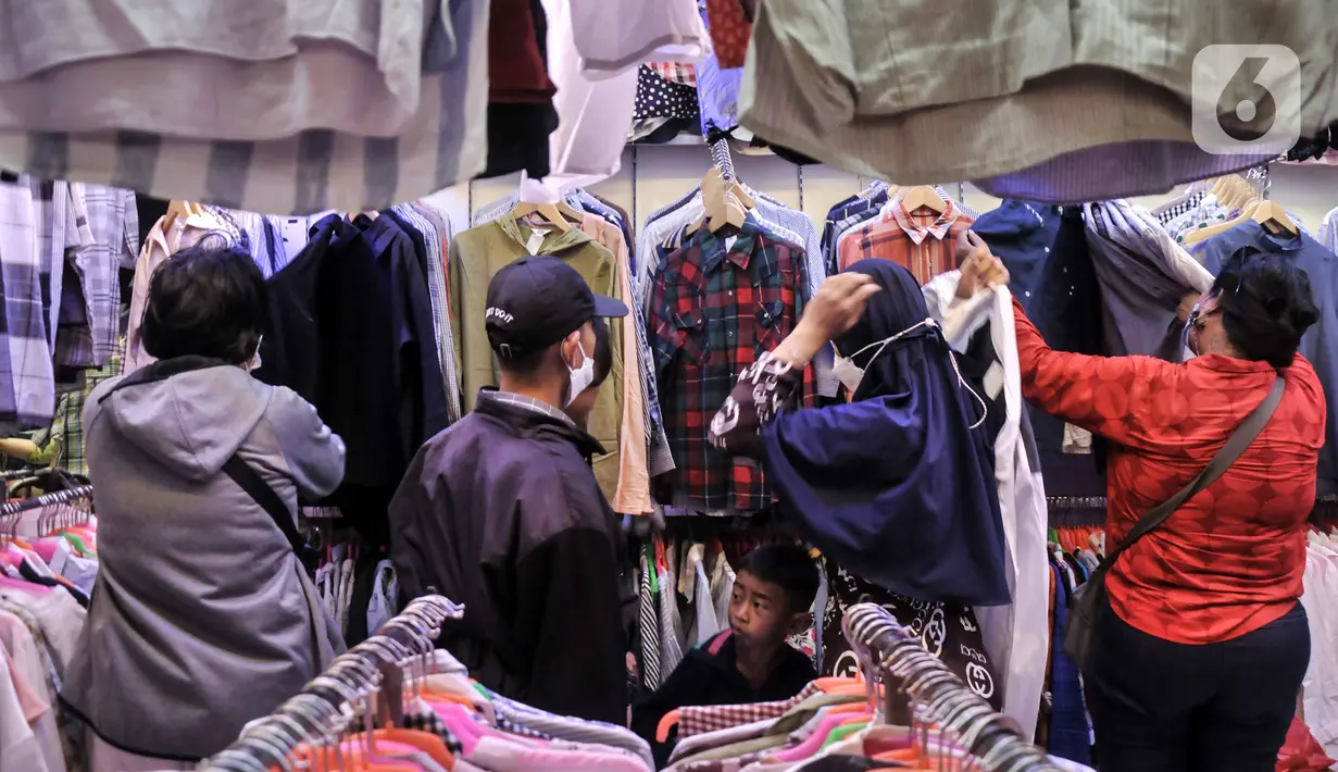 Sejumlah calon pembeli memilih pakaian impor bekas di Pasar Senen. (merdeka.com/Iqbal S. Nugroho)