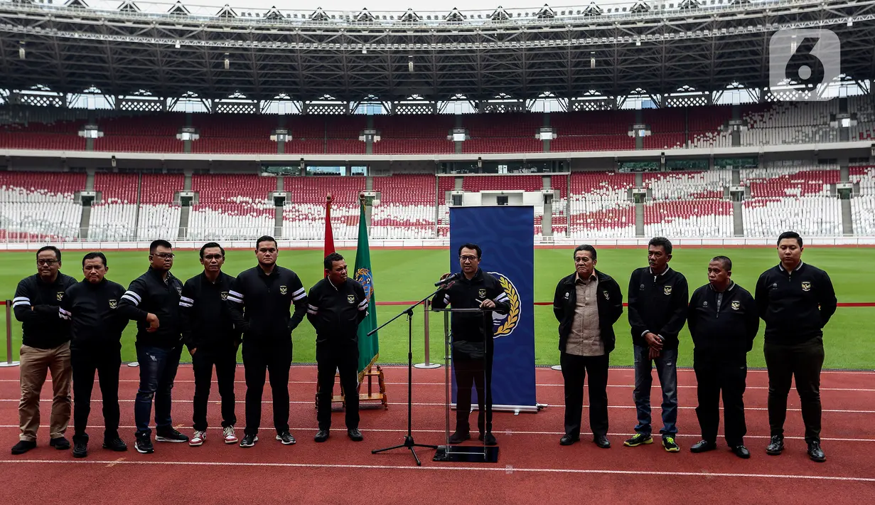 Suasana saat Ketua Komite Pemilihan PSSI mengumumkan sejumlah nama calon ketua dan wakil ketua PSSI di Stadion Gelora Bung Karno (SUGBK), Jakarta, Selasa (31/1/2023). Dengan demikian seluruh nama yang telah masuk pada 19 Januari lalu berhak bersaing di Kongres Luar Biasa PSSI yang akan berlangsung pada 16 Februari. (Liputan6.com/Johan Tallo)