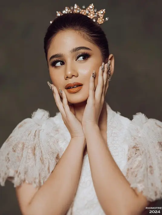 Cantiknya Tissa Biani dimakeup bold dengan padu padan outfit bersentuhan wastra. Siapa pacar anak-anak Maia Estianty yang jadi favoritmu, Sahabat FIMELA? [Foto: Instagram/tissabiani]