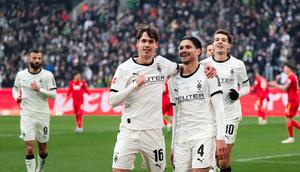 Kevin Diks merayakan gol bersama Philipp Sander dalam laga Bundesliga antara Borussia Monchengladbach vs Augsburg di Borussia-Park, 11 Januari 2026. (Marius Becker/dpa via AP)