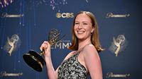 Hannah Einbinder dalam Emmy Awards 2025. (Frederic J. Brown / AFP)