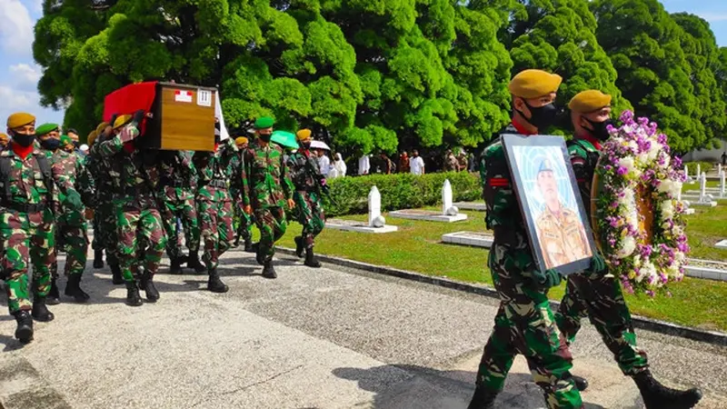 Prajurit TNI di Pekanbaru mengiring peti jenazah Pelda Anumerta Rama memasuki Taman Makam Pahlawan Kusuma Dharma.