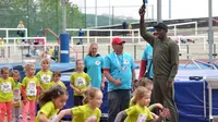 Usain Bolt membuka menembakan pistol tanda start pada lomba lari untuk anak-anak di Prague. Bolt datang ke Republik Ceska guna mengikuti pertemuan Golden Spike di Ostrava pada Jumat 20 mei 2016, (18/5/2016). (AFP/Michal Cizek)