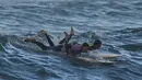 Bagi warga Palestina di Gaza, laut dan berselancar dianggap sebagai simbol kebebasan dan harapan di tengah keterbatasan ruang gerak akibat blokade dan konflik. Tampak dalam foto, warga Palestina, Khalil Abu Jayyab (kanan) dan Tahseen Abu Assi berselancar di pantai Kota Gaza, Minggu, 28 Desember 2025. (AP Photo/Jehad Alshrafi)