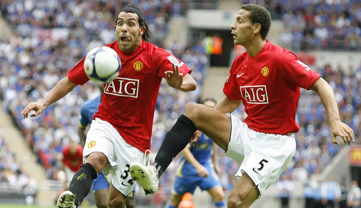 4. Rio Ferdinand (Manchester United Vs Portsmouth, 2008) - Pada laga perempat final Piala FA dirinya menjadi kiper menggantikan posisi dari Tomasz Kuszczak. Sayangnya MU harus kalah dan tersingkir karena dirinya kebobolan. (AFP/Ian Kington)