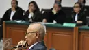 Ekspresi OC Kaligis menjalani sidang keputusan sela di Pengadilan Tipikor, Jakarta, Kamis (22/9/2015). Majelis Hakim menolak nota keberatan Kaligis karena dalih yang disampaikan tidak relevan dengan KUHAP.(Liputan6.com/Andrian M Tunay)