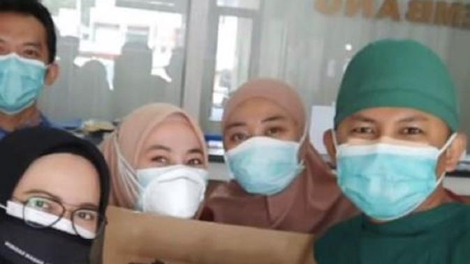 Ridwan Kamil Kirim Kue Tart kepada Para Dokter dan Nakes di Jawa Barat - Vimarsana News