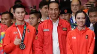 Presiden Joko Widodo foto bersama dengan atlet wushu Indonesia Edgar Marvelo dan Lindswell Lindswell saat menyaksikan pertandingan Wushu di Asian Games ke-18 di Jakarta, (20/8). (AP Photo/Aaron Favila)