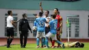 Wasit Marjukih memberikan kartu merah ke pelatih Sulut United Ricky Nelson (dua kiri) usai merebut paksa bola yang akan dilempar ke dalam oleh pemain Dewa United. (Bola.com/Bagaskara Lazuardi)