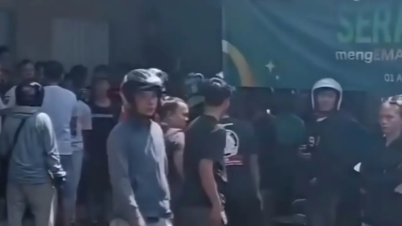 Sejumlah warga melakukan penangkapan dua tersangka perampasan modus pecah ban mobil di Jalan Raya Ciputat-Parung, Bojongsari, Depok. (Istimewa)