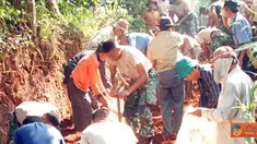 Citizen6, Subang: Kegiatan bakti sosial ini juga meliputi penggalian jalan di Desa Marengmang, Kalijati oleh Prajurit Lanud Suryadarma dan Kompi "B" BS Paskhas, Kamis (16/6). (Pengirim: Dodo)

