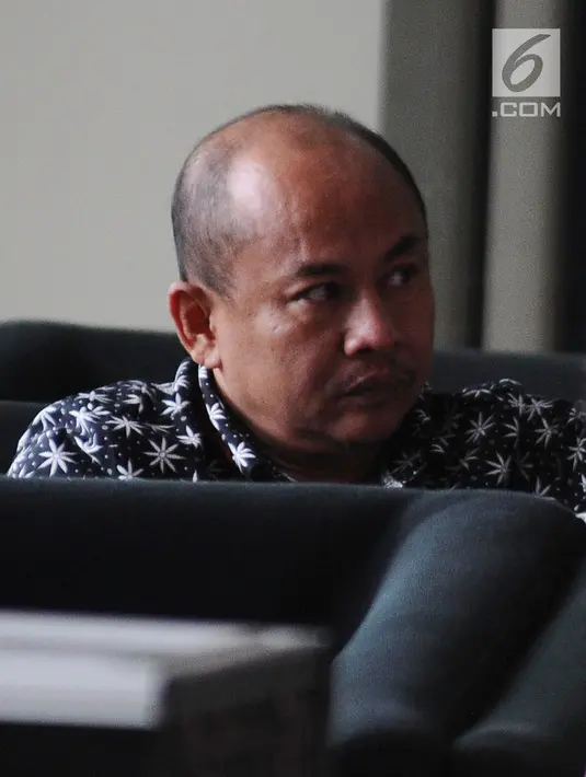 Anggota DPRD Bekasi, Cecep Noor sebelum menjalani pemeriksaan di Gedung KPK, Jakarta, Jumat (25/1). Cecep diperiksa sebagai saksi kasus dugaan suap perizinan Meikarta dengan tersangka Kabid Tata Ruang Dinas PUPR Neneng Rahmi (Liputan6.com/Herman Zakharia)