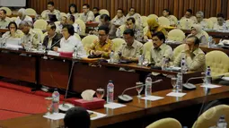 Suasana rapat Menteri Lingkungan Hidup dan Kehutanan dengan Komisi IV DPR RI, Jakarta, Senin (25/5/2015). Raker tersebut membahas perburuan dan perdagangan ilegal satwa langka yang dilindungi. (Liputan6.com/Andrian M Tunay)