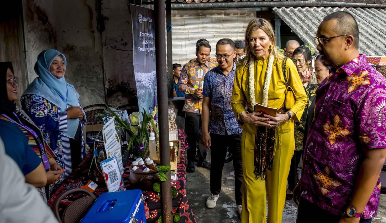 Dalam kunjungan tersebut, Ratu Maxima menyempatkan berdialog dengan pelaku Usaha Mikro Kecil dan Menengah (UMKM) perempuan, salah satunya batik. Tampak dalam foto, Ratu Maxima dari Belanda (kedua dari kanan), dalam kapasitasnya sebagai Advokat Khusus Sekretaris Jenderal PBB untuk Keuangan Inklusif untuk Pembangunan (UNSGSA), mengunjungi Kampung Batik Laweyan di Surakarta, Jawa Tengah, pada Selasa 25 November 2025. (DEVI RAHMAN/AFP)