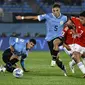 Gelandang Chile Marcelino Nunez, kanan, berbeut bola dengan gelandang Uruguay Manuel Ugarte  dalam Kualifikasi Piala Dunia 2026 zona CONMEBOL di Estadio Centenario, Sabtu (9/9/2023) pagi WIB. (AP Photo/Santiago Mazzarovich)