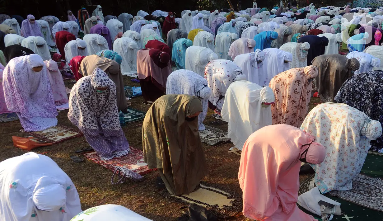 Warga melaksanakan salat Idul Adha di Lapangan Perumahan Sawangan Permai, Depok, Jawa Barat, Jumat (31/7/2020). Hari ini, seluruh umat muslim di dunia merayakan Idul Adha 1441 H yang dilanjutkan dengan pemotongan hewan kurban. (merdeka.com/Arie Basuki)