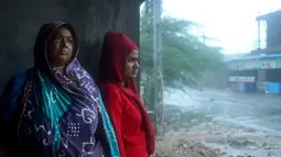 Topan Biparjoy menghantam pantai India dengan angin kencang, menebarkan ketakutan dan mendorong evakuasi, tetapi mulai melemah pada dini hari tanggal 16 Juni saat bergerak ke utara. (Shubham KOUL / AFPTV / AFP / AFP)