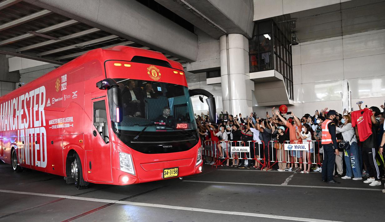 Ratusan penggemar Manchester United Football Club asal Thailand bersorak menyambut kedatangan skuad Setan Merah, Sabtu (9/7/2022) di bandara Bangkok, Thailand. (AFP/Manan Vatsyayana)