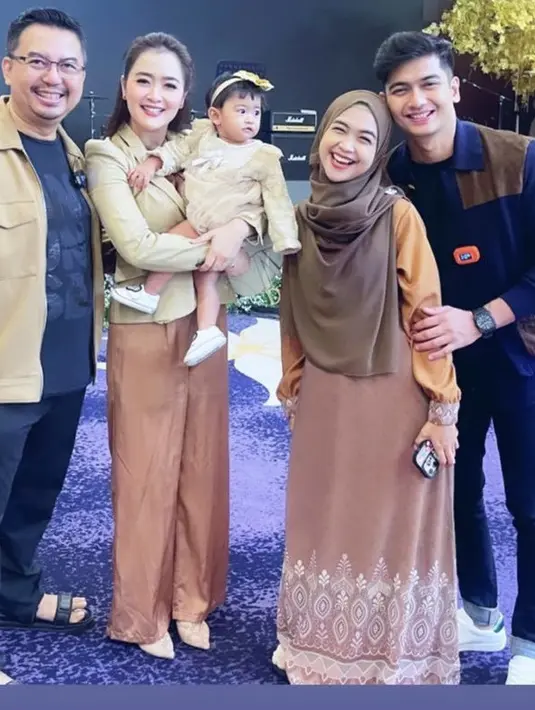 Ria Ricis tampil dengan gamis coklat yang serasi dengan kerudungnya. Ia pun hadir bersama anak dan suaminya. @vegadarwanti123