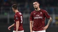 Gelandang AC Milan, Rade Krunic, tampak kecewa usai ditahan imbang Lecce pada laga Serie A Italia di Stadion San Siro, Milan, Minggu (20/10). Kedua klub bermain imbang 2-2. (AFP/Miguel Medina)