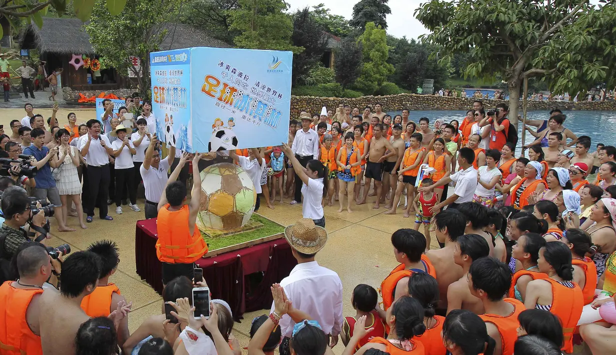 Es krim berdiameter 1 meter dan berat lebih dari 100 kilogram tersebut untuk menyemarakkan Piala Dunia 2014 di Brasil, Tiongkok, Minggu (29/6/14). (REUTERS/Stringer)