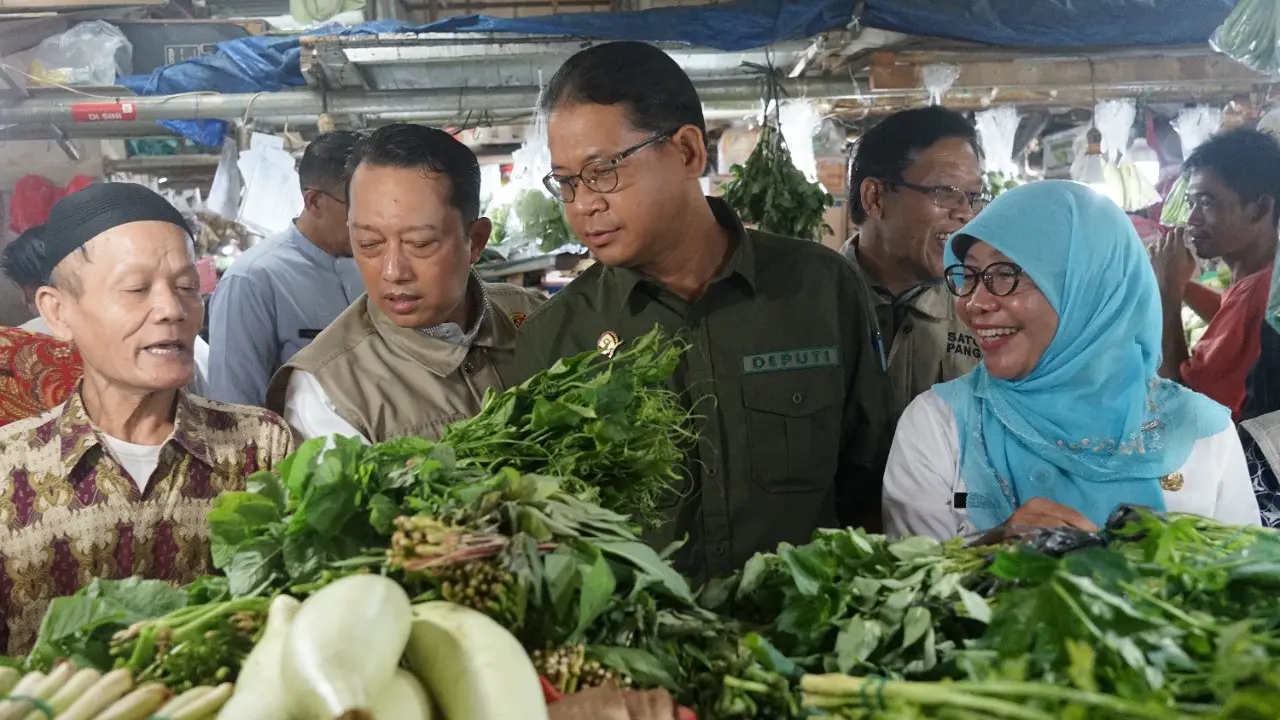 Badan Pangan Nasional (Bapanas) atau NFA melakukan pengetesan sisa kandungan pestisida yang terdapat pada buah-buahan maupun sayur mayur di pasara