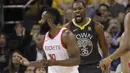 Eskpresi pemain Golden State Warriors, Kevin Durant (35) usai mencetak poin saat melawan Rockets pada gim keempat final NBA basketball Wilayah Barat di Oracle Arena, Oakland (22/5/2018). Rockets menang 95-92. (AP/Marcio Jose Sanchez)