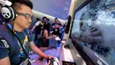 Salah satu pengunjung, Danilo Napalan, memainkan game zombie baru "Dying Light" yang ada di stand Warner Bros di Electronic Entertainment Expo (E3), di Los Angeles, Amerika Serikat, (10/6/2014). (REUTERS/Kevork Djansezian) 