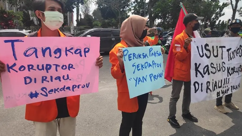 Demonstrasi yang dilakukan mahasiswa mendesak Kejati Riau mengusut tuntas dugaan korupsi di Kabupaten Siak.