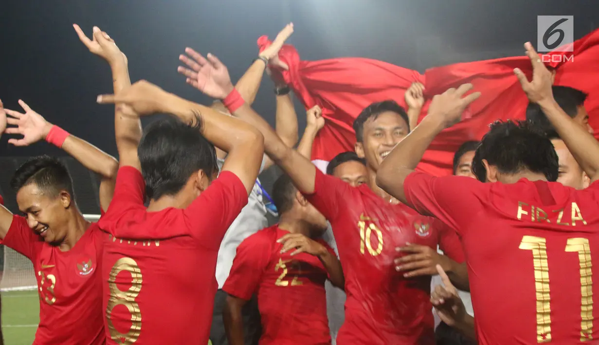 Pemain Timnas Indonesia merayakan gelar juara Piala AFF U-22 2019 setelah mengalahkan Thailand pada laga final di Stadion National Olympic, Phnom Penh, Selasa (26/2). Indonesia menjadi juara setelah mengalahkan Thailand 2-1. (Bola.com/Zulfirdaus Harahap)