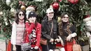 Sandra Dewi bersama keluarganya merayakan Natal di Amerika Serikat. Berfoto di depan pohon Natal yang besar, Sandra mengenakan jaket dan celana hitam. [@sandradewi88]