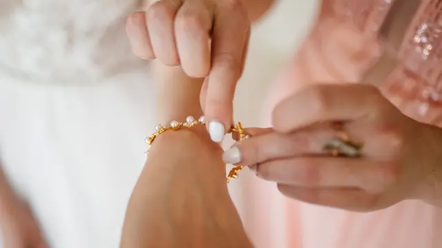 Ilustrasi Gelang Emas Mutiara (Photo by bristekjegor on Freepik)