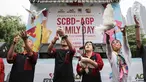 Menteri KKP Susi Pudjiastuti (kanan) dan Pendiri Artha Graha Peduli, Tomy Winata (kiri) melepas burung secara simbolis pada acara Family Day Artha Graha Peduli (AGP) di Pasar Akhir Pekan SCBD, Jakarta, Minggu (25/11). (Liputan6.com/Fery Pradolo)