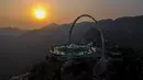 Sebuah panggung berlantai kaca berada di tempat wisata yang berada di pinggir tebing di Shilinxia, Beijing, 30 april 2016. Panggung kaca yang menggantung hingga 32.8 meter dari tepi tebing ini merupakan objek wisata baru di China. (AFP PHOTO/STR)