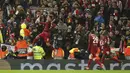 Penyerang Liverpool, Roberto Firmino (kiri) berselebrasi usai mencetak gol ke gawang Atletico Madrid pada pertandingan leg kedua babak 16 besar Liga Champions di di stadion Anfield, Inggris (12/3/2020). Atletico menang atas 3-2 atas Liverpool dengan agregat 4-2. (AP Photo/Jon Super)