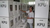 Panitia Pemilihan Kecamatan (PPK) mengecek kotak logistik hasil Pemilu 2019 di Kecamatan Menteng, Jakarta, Kamis (18/4). KIP menargekan distribusi logistik hasil pemilu dari TPS ke tingkat PPK di daerah selesai dalam sehari dan dilanjutkan rekapitulasi pada 19 April. (Liputan6.com/Faizal Fanani)